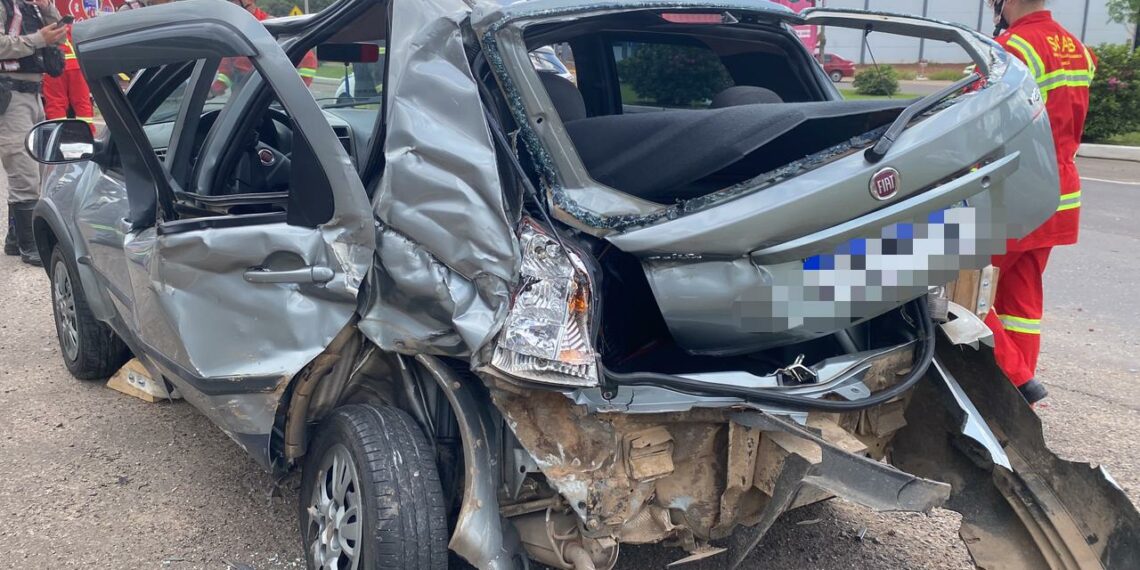 Motorista sobrevive após acidente entre dois carros e um caminhão na RS-239, em Araricá