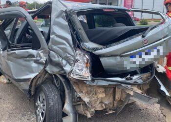 Motorista sobrevive após acidente entre dois carros e um caminhão na RS-239, em Araricá