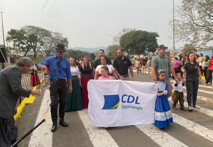 CDL Sapiranga marca presença no Acendimento da Chama Crioula no Acampamento Farroupilha do município