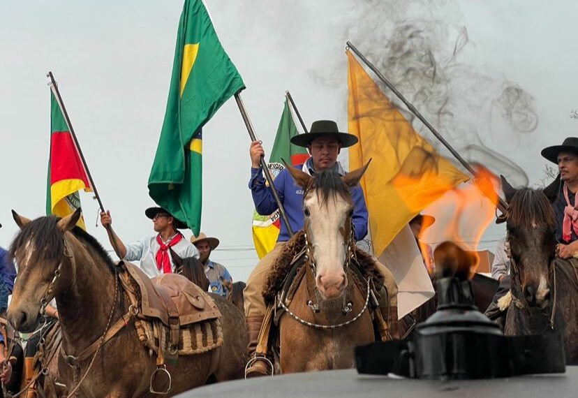 CDL Sapiranga marca presença no Acendimento da Chama Crioula no Acampamento Farroupilha do município