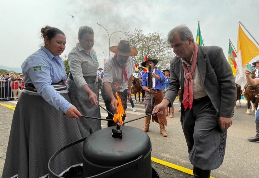 CDL Sapiranga marca presença no Acendimento da Chama Crioula no Acampamento Farroupilha do município