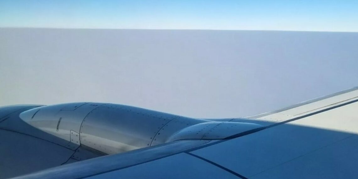 Passageira registra de avião camada de fumaça sobre o Brasil; veja as fotos