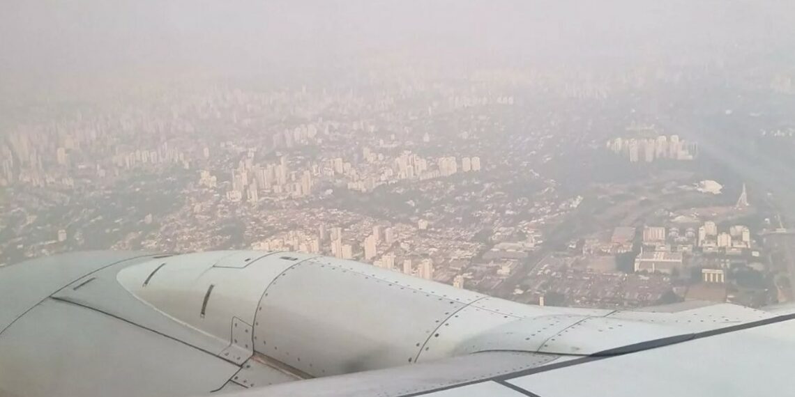 Passageira registra de avião camada de fumaça sobre o Brasil; veja as fotos
