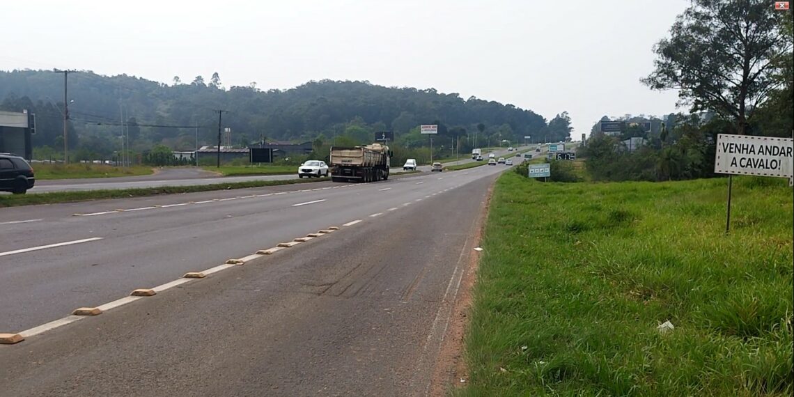 Engavetamento entre duas motos e um carro na RS-239, em Campo Bom