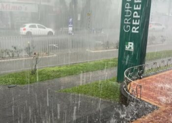 Tempestade repentina: céu escurece e dia se torna noite na região