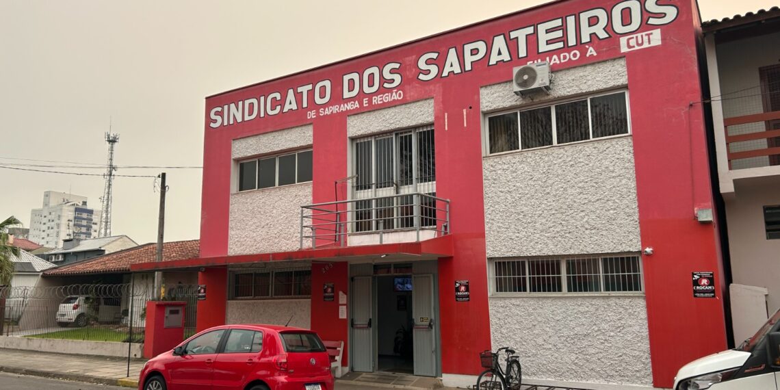 Industriários querem exclusão de taxa e relatam falta de apoio do Sindicato