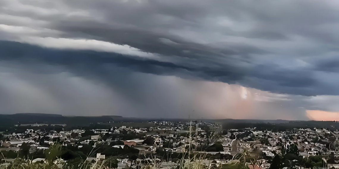 Frente fria trará céu escuro, chuva preta e risco de granizo no Rio Grande do Sul