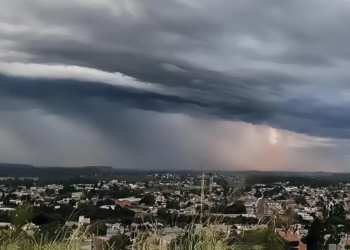 Frente fria trará céu escuro, chuva preta e risco de granizo no Rio Grande do Sul