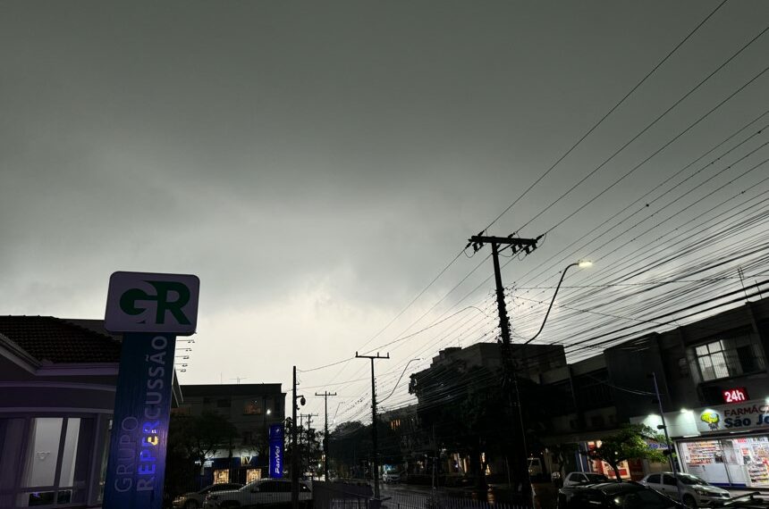 Tempestade repentina: céu escurece e dia se torna noite na região