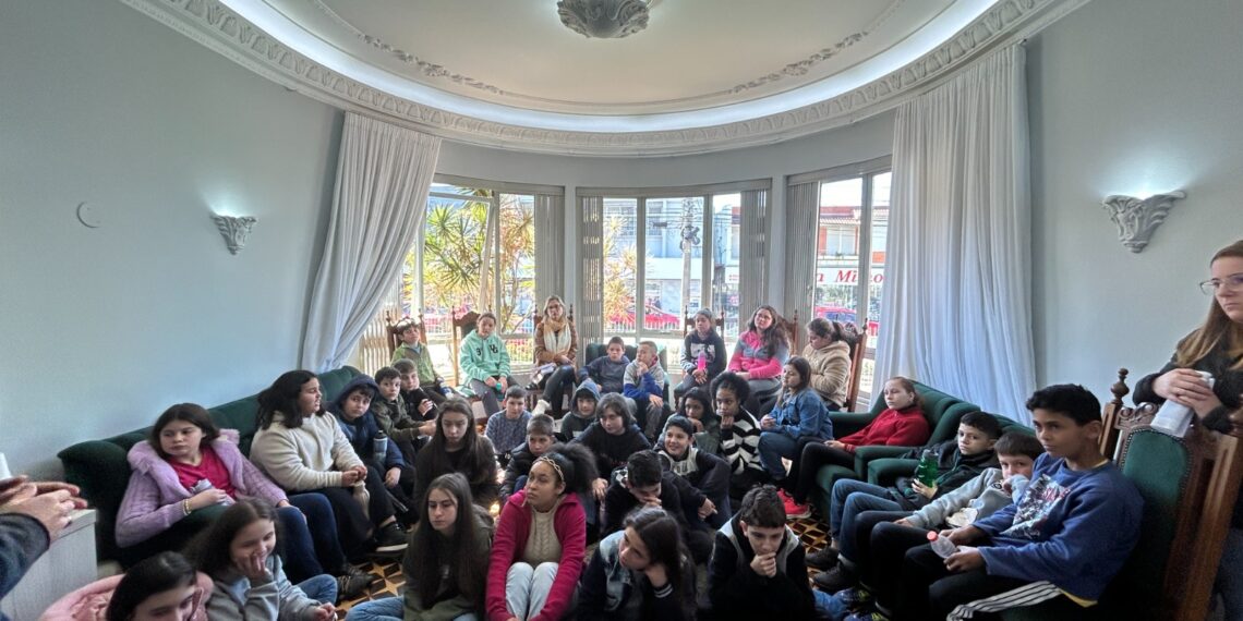 Estudantes da região conhecem as instalações da sede do Grupo Repercussão e participam de oficinas