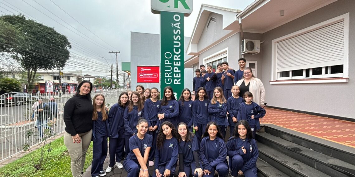 Estudantes da região conhecem as instalações da sede do Grupo Repercussão e participam de oficinas