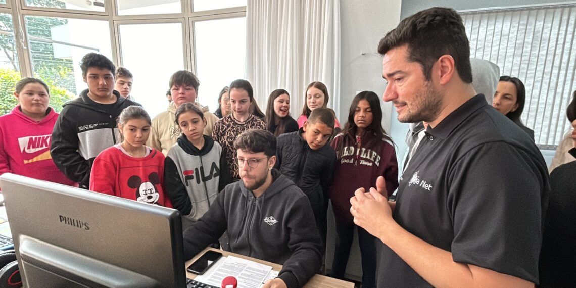 Estudantes da região conhecem as instalações da sede do Grupo Repercussão e participam de oficinas