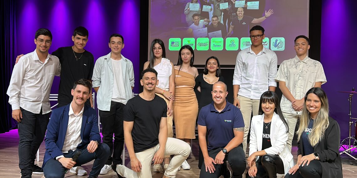 Primeira turma do Projeto Cura nas Escolas se forma na CDL Sapiranga
