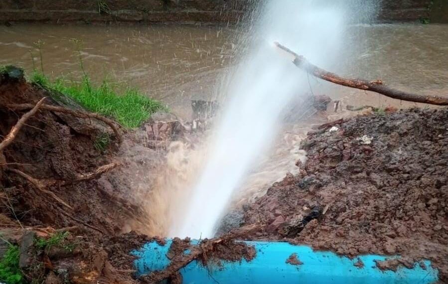 Adutora rompe e provoca dano estrutural em arroio de Sapiranga