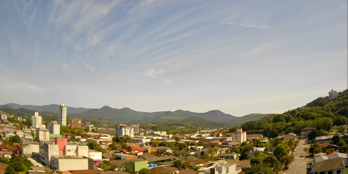Sol e calor marcam o início da semana, mas chuva forte está a caminho no RS