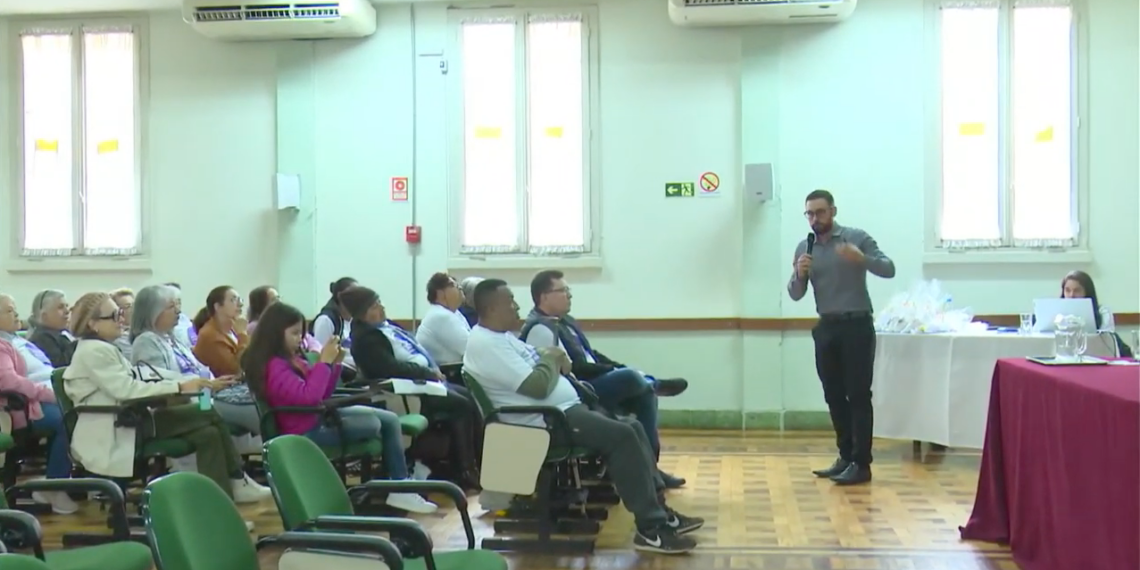 Reumatologista da Oncoprev palestra para pacientes reumáticos do Vale dos Sinos