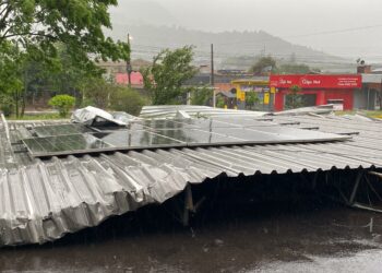 Temporal com ventos acima de 130 km/h causa estragos em cidades da região