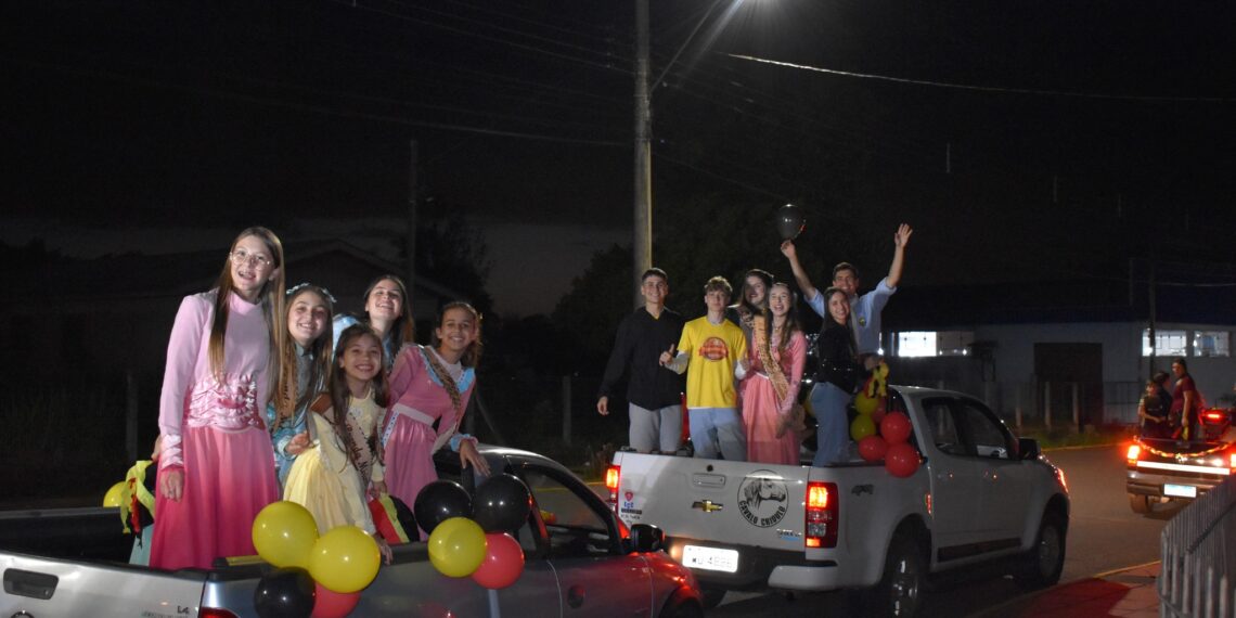 Desfile marca início da 7ª Dezemberfest em Nova Hartz