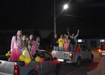 Desfile marca início da 7ª Dezemberfest em Nova Hartz
