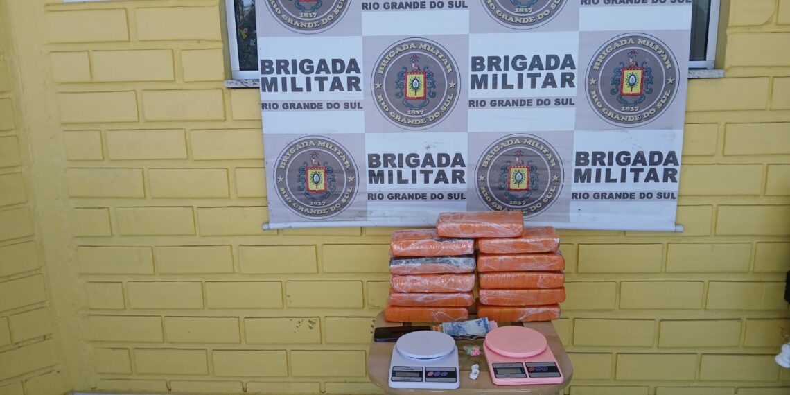 Comando Rodoviário da Brigada Militar prende jovem em flagrante por tráfico de drogas em Sapiranga