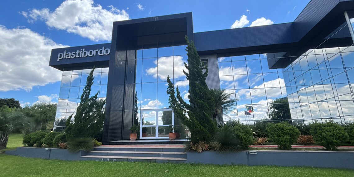 Plastibordo recebe o certificado de Fornecedor Top 20 de 2024, entregue pela Móveis de Valor