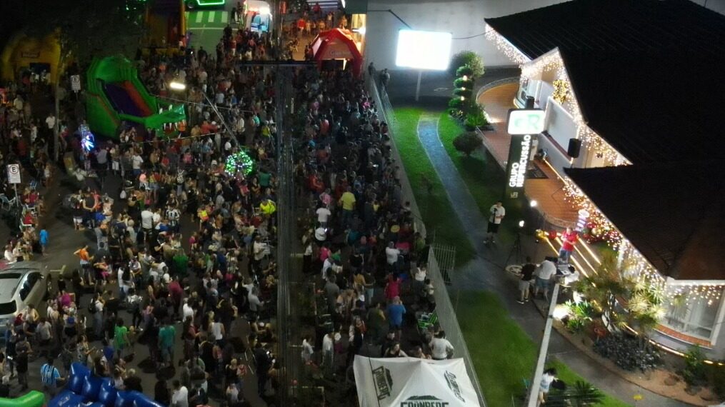 Primeiras 100 crianças a chegar no Natal Repercussão/Clip ganham sorvete + pipoca + refri + brinquedo do Papai Noel