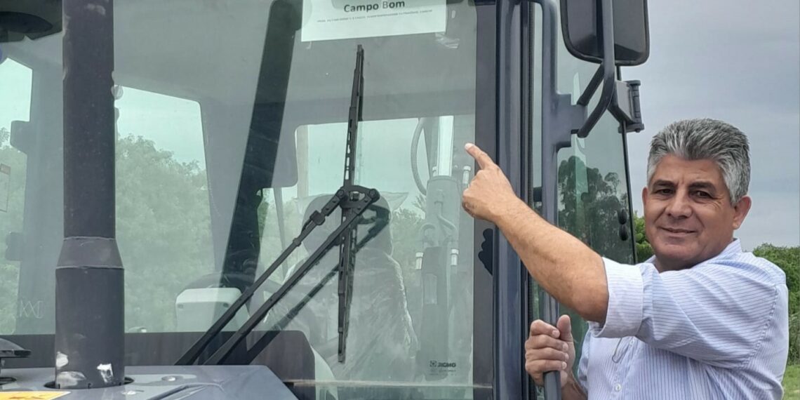 Campo Bom recebe retroescavadeira com emenda de Giovani Feltes