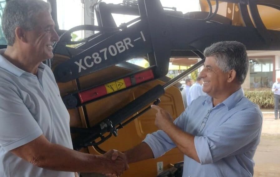 Campo Bom recebe retroescavadeira com emenda de Giovani Feltes