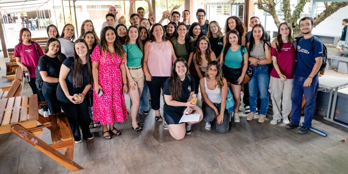 Caravana Salvando Vidas, agora, nas escolas, reunindo cerca de 40 jovens para doação de sangue