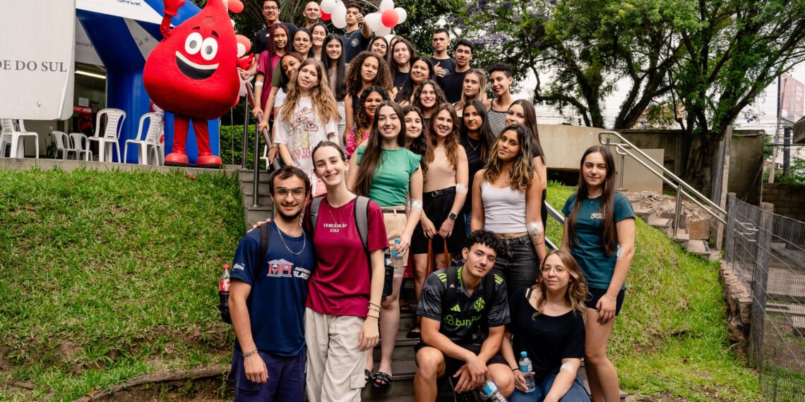 Caravana Salvando Vidas, agora, nas escolas, reunindo cerca de 40 jovens para doação de sangue
