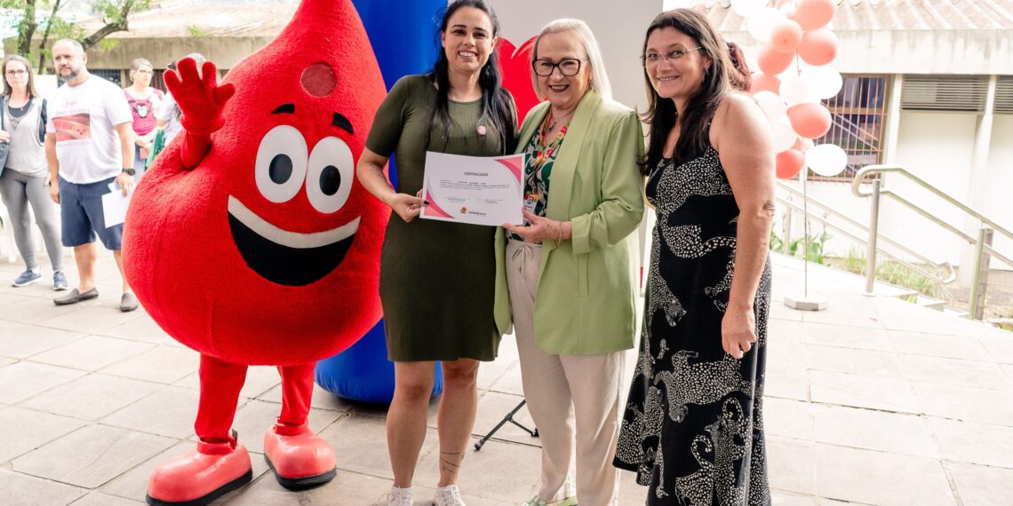 Caravana Salvando Vidas, agora, nas escolas, reunindo cerca de 40 jovens para doação de sangue