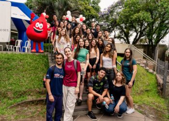 Caravana Salvando Vidas, agora, nas escolas, reunindo cerca de 40 jovens para doação de sangue