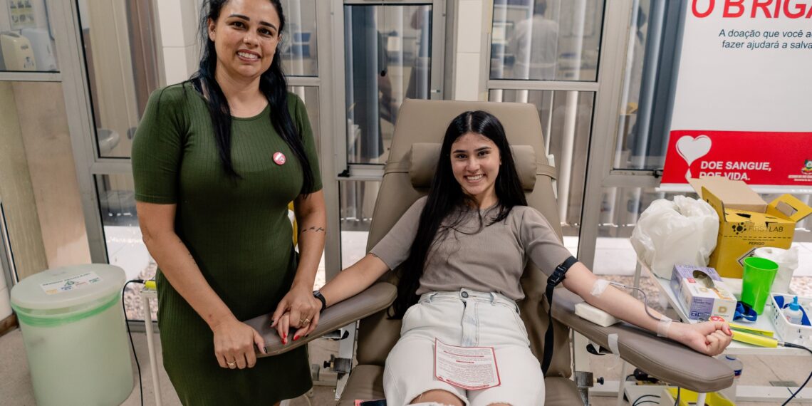 Caravana Salvando Vidas, agora, nas escolas, reunindo cerca de 40 jovens para doação de sangue