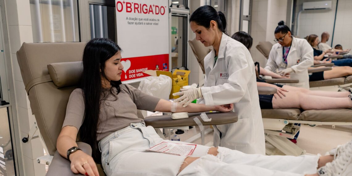 Caravana Salvando Vidas, agora, nas escolas, reunindo cerca de 40 jovens para doação de sangue