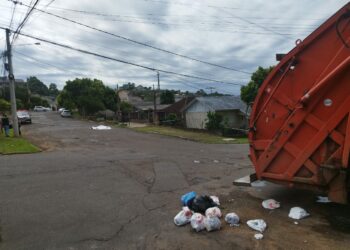 Mulher é atropelada por caminhão de lixo e morre em Campo Bom
