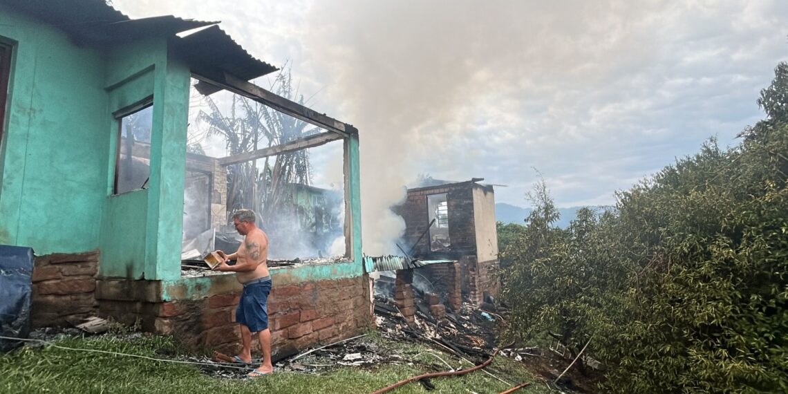 Bombeiros combatem incêndio em residência de Campo Bom