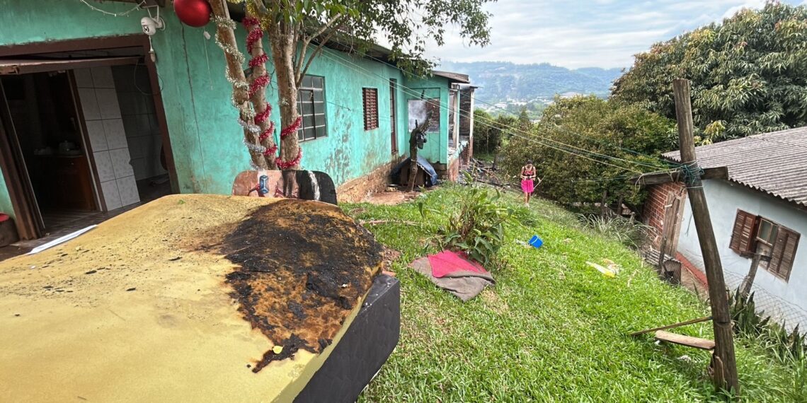 Bombeiros combatem incêndio em residência de Campo Bom