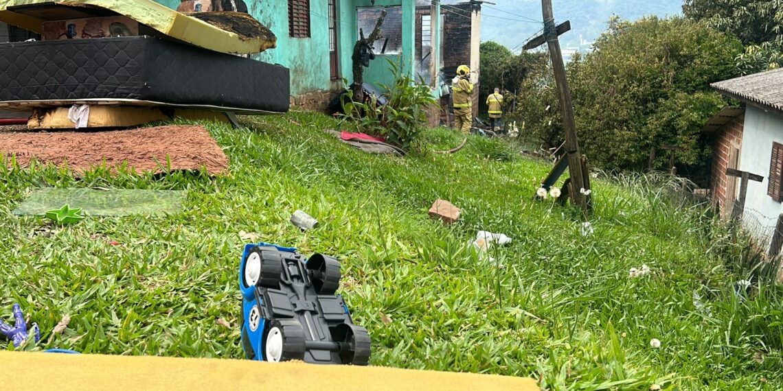 Bombeiros combatem incêndio em residência de Campo Bom