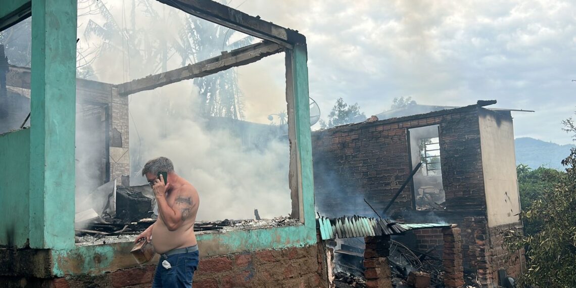 Bombeiros combatem incêndio em residência de Campo Bom