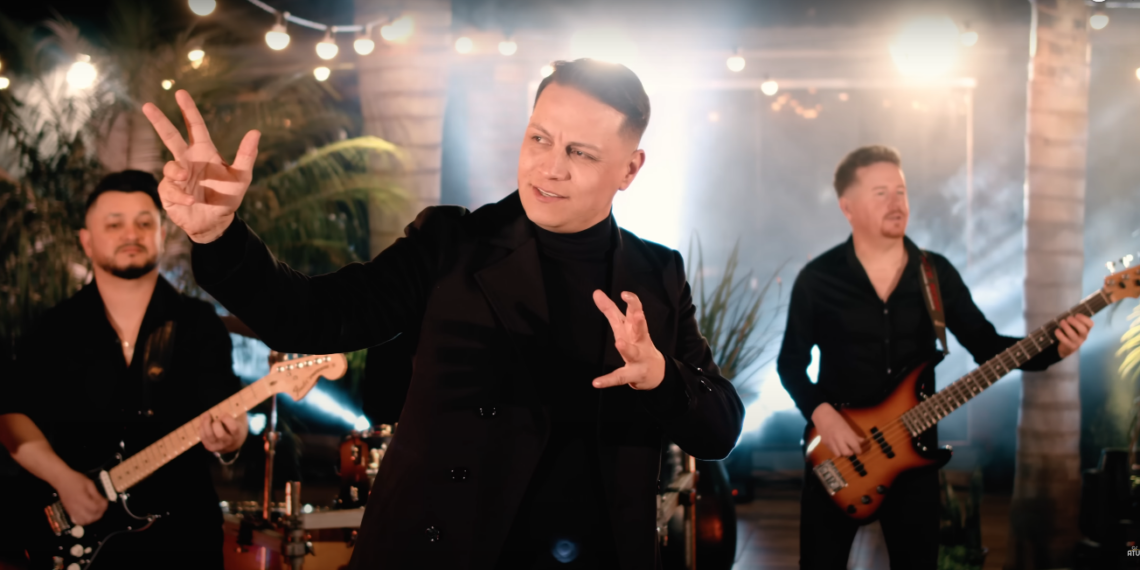 Vocalista da banda Os Atuais permanece internado na UTI após capotamento