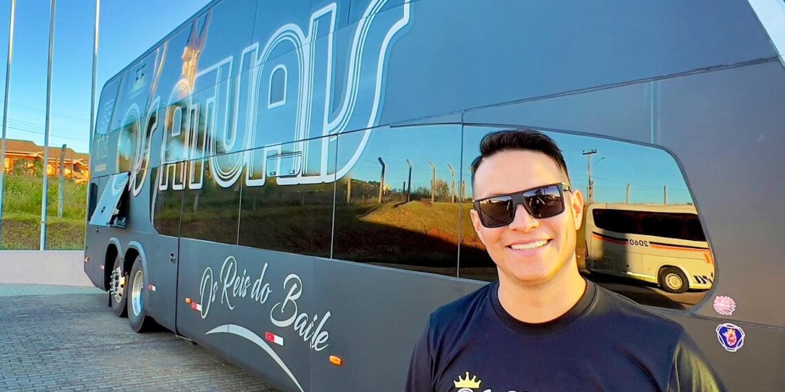 Vocalista da banda Os Atuais, Paulinho Dill, sai da UTI e avança na recuperação