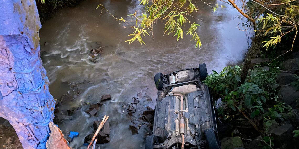 Carro cai de ponte após colisão em Sapiranga