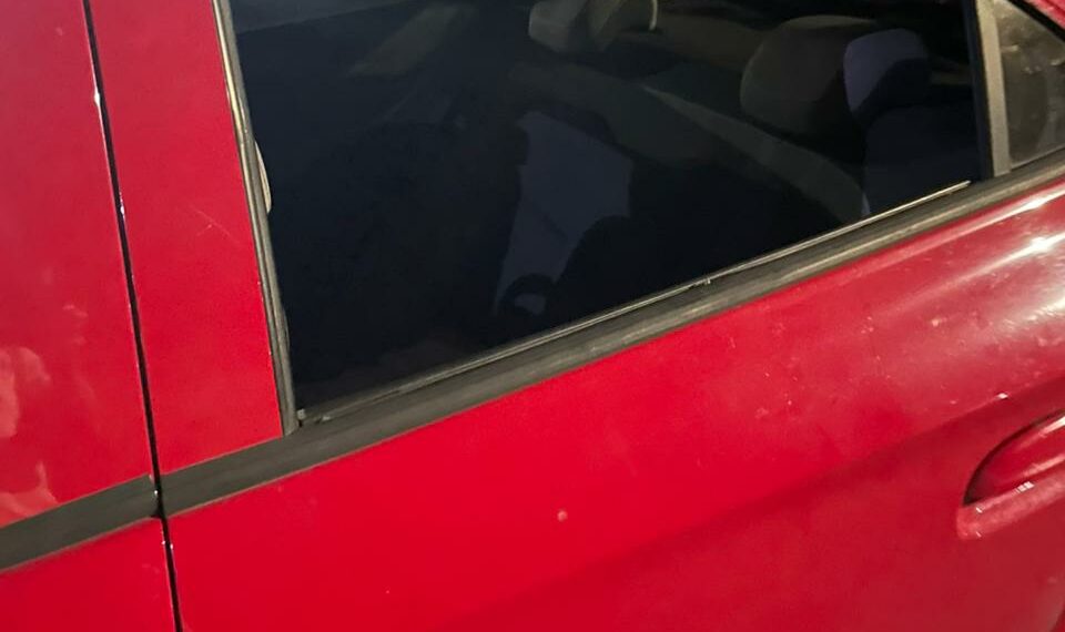 Bandido arromba dois veículos durante a noite, em Sapiranga