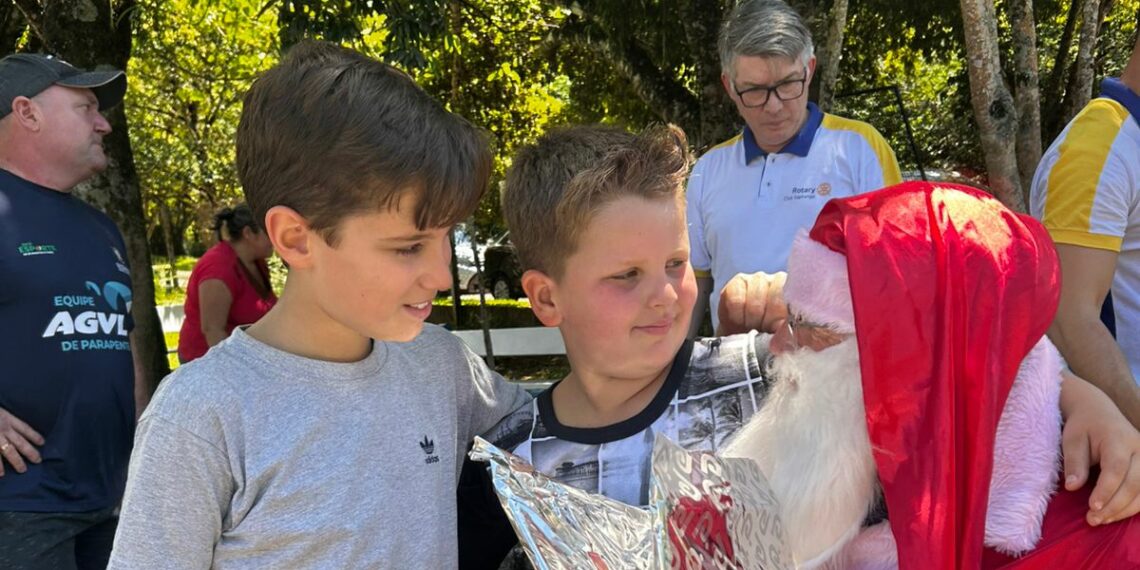 Papai NoAr emociona e promove solidariedade em Sapiranga com voo de parapente e doação de material escolar