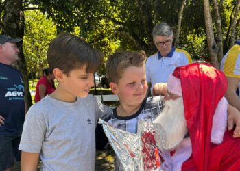 Papai NoAr emociona e promove solidariedade em Sapiranga com voo de parapente e doação de material escolar
