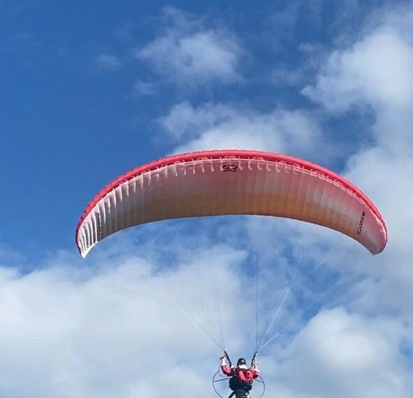 Papai NoAr emociona e promove solidariedade em Sapiranga com voo de parapente e doação de material escolar