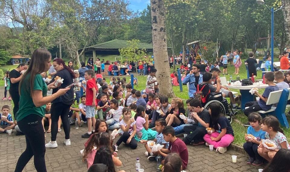 Papai NoAr emociona e promove solidariedade em Sapiranga com voo de parapente e doação de material escolar