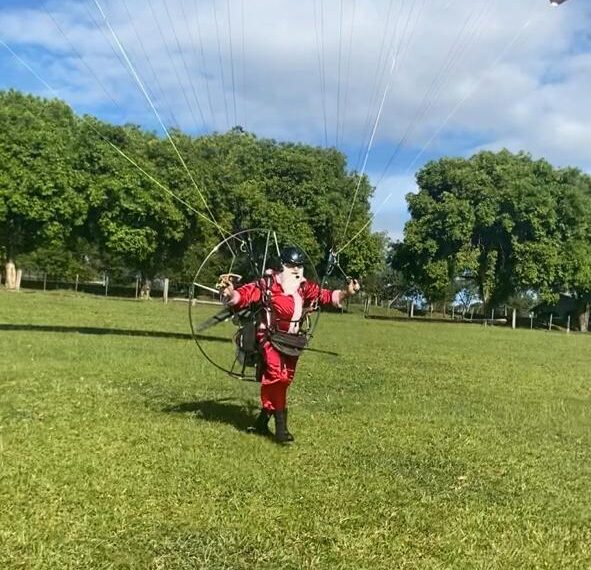 Papai NoAr emociona e promove solidariedade em Sapiranga com voo de parapente e doação de material escolar