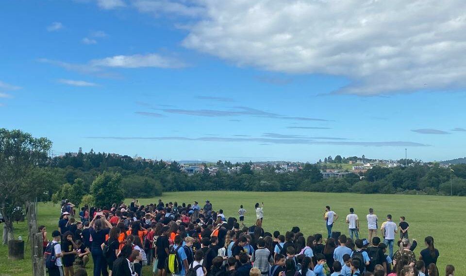 Papai NoAr emociona e promove solidariedade em Sapiranga com voo de parapente e doação de material escolar
