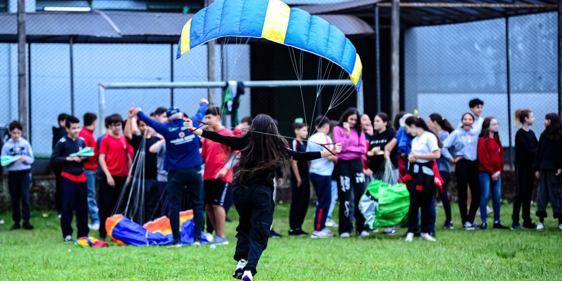 Equipe AGVL de Parapente realiza ação social em escola de Sapiranga e se prepara para etapa final do Campeonato Gaúcho